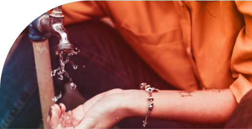 case-study-1_latham-pool_mother-and-baby-playing-in-the-pool_600x422-4